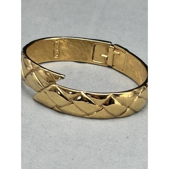 Vintage Monet Gold Tone Textured Hinged Bangle Bracelet Shiny Excellent - Picture 5 of 16